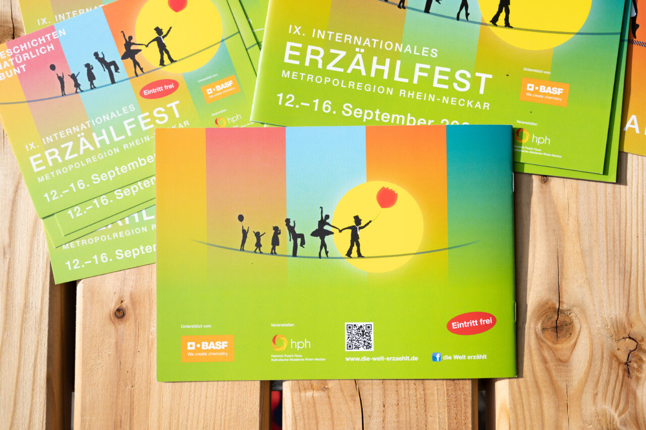 Grüner Flyer Erzählfest mit Silhouetten, die auf einem Seil tanzen
