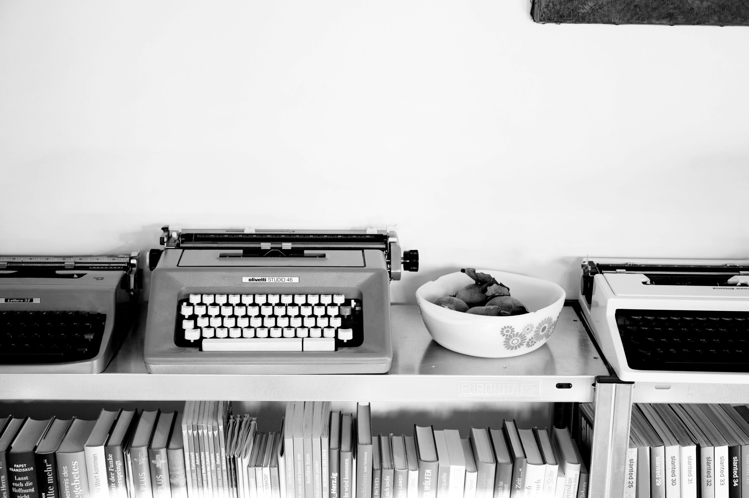 Büro für Gestaltung mit Schreibmaschinen